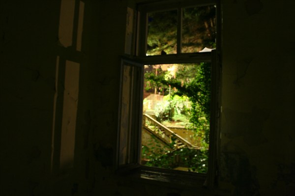 вид из окна заброшенного здания